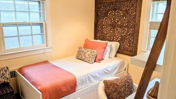 4 bedrooms, desk, WiFi (free), bed sheets