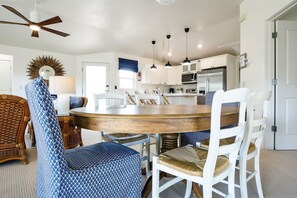 Dining - Plantation at Princeville 821 (Princeville)