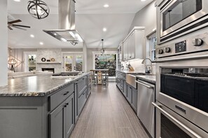 ثلاجة، ميكروويف، فرن، موقد طهي مسطح