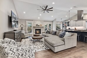 Televisio, takka, työhuone