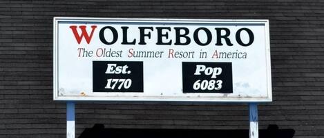 A sign for Wolfeboro, stating it is the oldest summer resort in America, established in 1770, with a population of 6083.