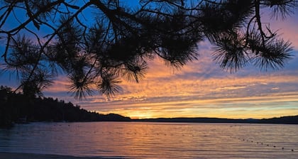 Cottage 1-2 - Year Round Pet Friendly - 2 Bedroom / 1 Bath End Unit