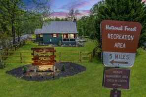 Property grounds - ★The Hatch★ Cabin on Trout River w/ Hot Tub, Pet/Kid Friendly (Suches)