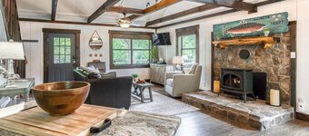 ★The Hatch★ Cabin on Trout River w/ Hot Tub, Pet/Kid Friendly