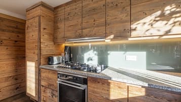 Fridge, oven, dishwasher, coffee/tea maker