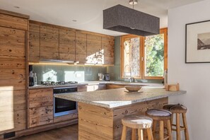 Fridge, oven, dishwasher, coffee/tea maker