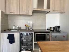 Kjøleskap, mikrobølgeovn, ovn og oppvaskmaskin