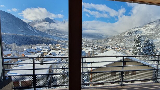 A panoramic view of a snow-covered mountain town with buildings and a clear sky. - Apt With Panoramic View Near Vauban City (Briançon)