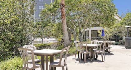 Stunning Resort Two Bedroom condo near Universal & Disney