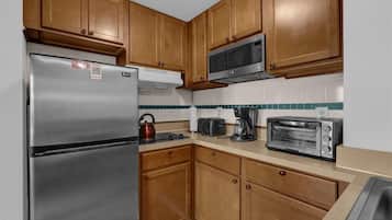 Køleskab, mikrobølgeovn, kogeplade, opvaskemaskine