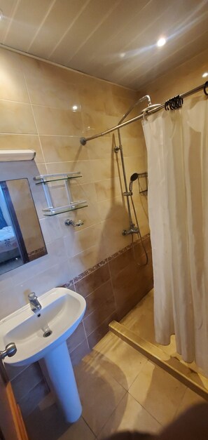 Baignoire, serviettes fournies, papier toilette