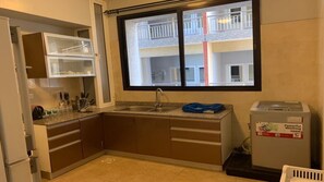 Réfrigérateur, micro-ondes, four