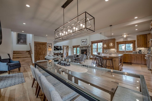 Fernseher, Kamin, Stereoanlage, Arbeitsbereiche