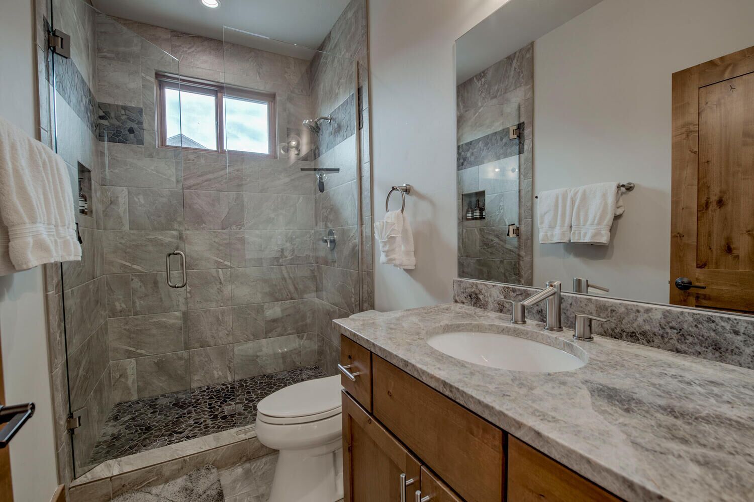 Combined shower/tub, rainfall showerhead, free toiletries, hair dryer