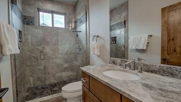 Combined shower/tub, rainfall showerhead, free toiletries, hair dryer