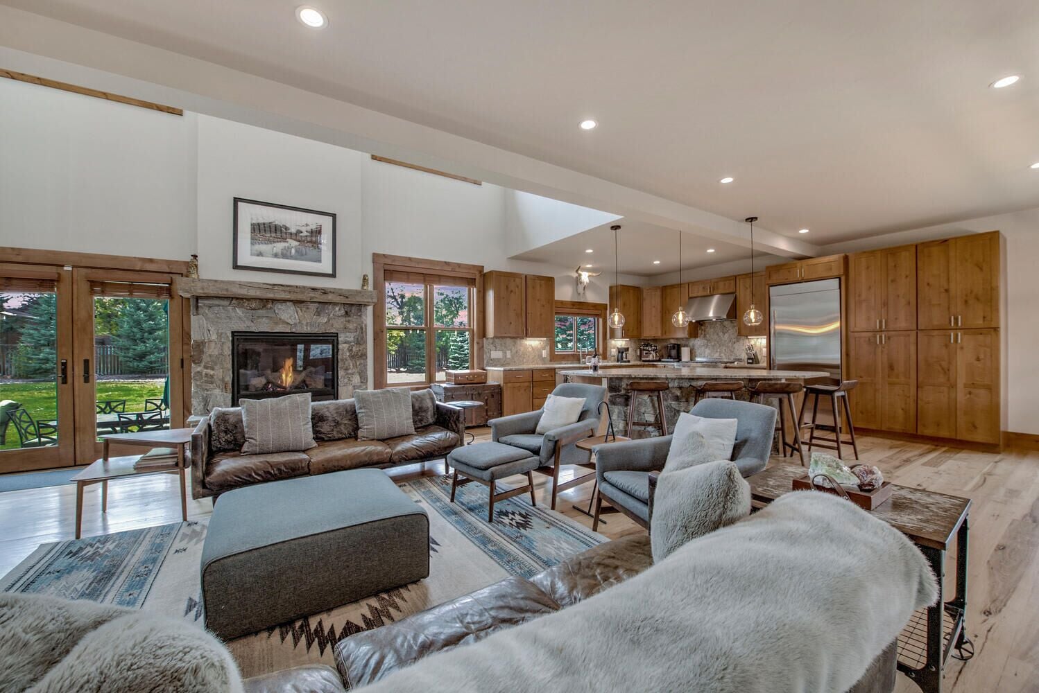 电视、壁炉、立体声音响、办公室