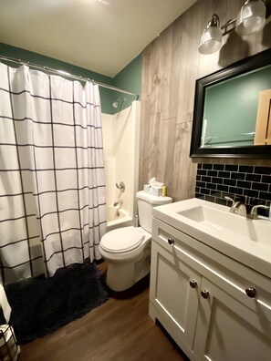Combined shower/bathtub, hair dryer, towels, soap