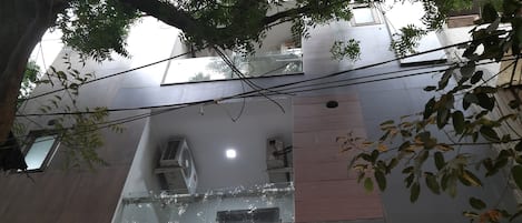 Vista frontal de la propiedad
