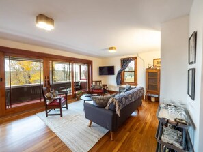 TV, offices - Centrally Located Historical Home (Lee)
