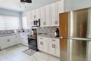 Fridge, microwave, oven, stovetop - Adorable 2 BR Bungalow Near DT, NAS, Beaches (Pensacola)