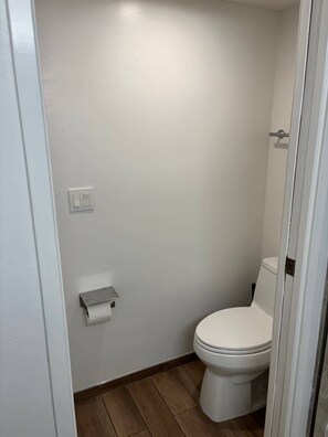 Bañera, secador de pelo, toallas y champú