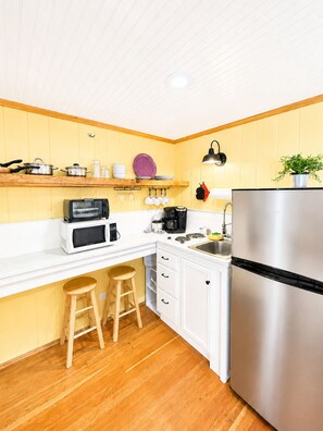 Fridge, microwave, stovetop, coffee/tea maker - Cottage 3 - Year Round - Pet Friendly - 1 Bedroom / 1 Bath (Wolfeboro)