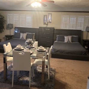 Dining - PERFECT FOR SINGLE OR MULTI-FAMILY/GROUP. (Miami)