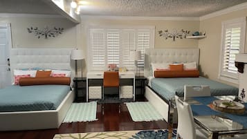 5 habitaciones, escritorio y tabla de planchar con plancha