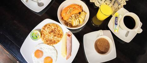 Una mesa de desayuno con diferentes alimentos y bebidas.