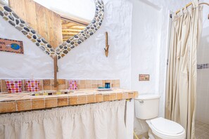 Superior-Vierbettzimmer | Badezimmer | Dusche, kostenlose Toilettenartikel, Handtücher, Seife