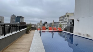 A rooftop pool with a view of the cityscape. - Akile Central Park (São Paulo)
