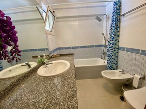 Duschwanne, Haartrockner, Bidet, Handtücher