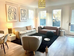 TV connectée, livres, médiathèque, chaîne hi-fi