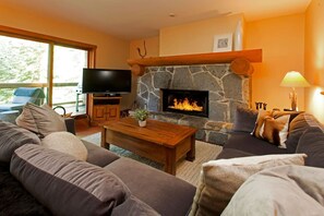 Fernseher, Kamin, Stereoanlage