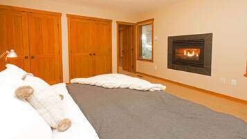 3 bedrooms, desk, iron/ironing board, travel crib