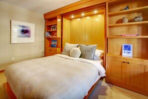 3 bedrooms, desk, iron/ironing board, travel crib - Alpine 3BRM. Family Friendly, Sleeps 6. Pool & Hot Tub,Patio+ BBQ & Free Parking (Whistler)