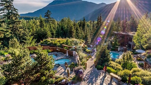 Un complexe hôtelier doté de plusieurs piscines, d’un jacuzzi et d’une cascade.