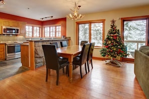Dining - Alpine 3BRM. Family Friendly, Sleeps 6, Hot Tub, Pool, Patio+ BBQ & Free Parking! (Whistler)