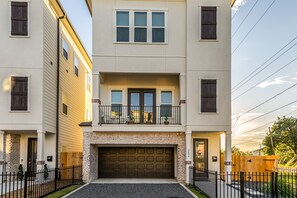 Front of property - Andao Luxury (Houston)
