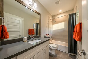 Combined shower/tub, rainfall showerhead, free toiletries, towels - Andao Luxury (Houston)