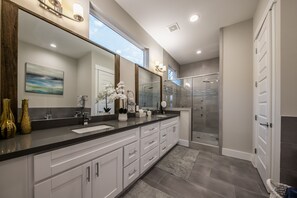 Combined shower/tub, rainfall showerhead, free toiletries, towels