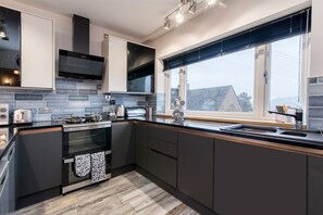 Fridge, microwave, oven, stovetop - The Exquisite Matlock Gem (Derbyshire)