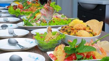 2 restaurants, breakfast, lunch, dinner served; American cuisine