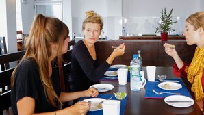 2 restaurants; s'hi serveixen esmorzars, dinars i sopars