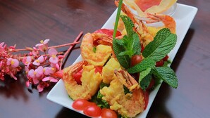 2 restaurants; s'hi serveixen esmorzars, dinars i sopars