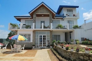 Front of property - Blue Meadows Hotel (Nuwara Eliya)