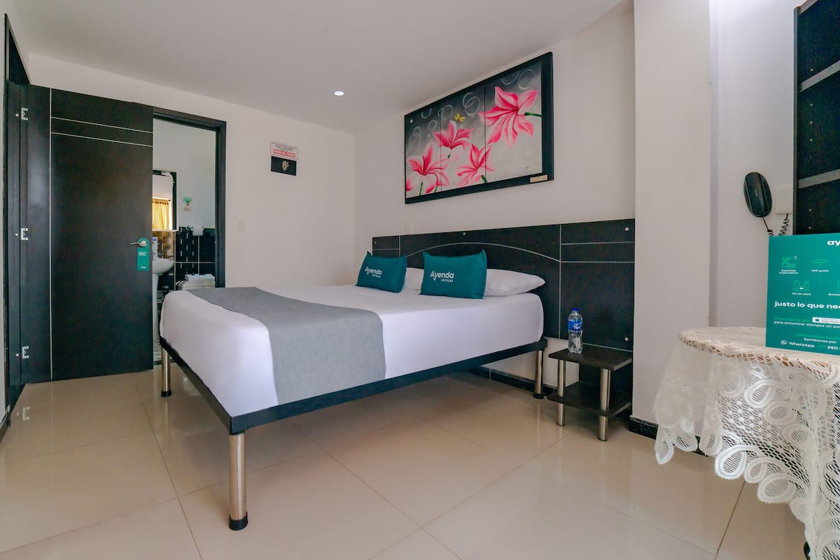 Double Room | Hypo-allergenic bedding available, WiFi (free), bed sheets