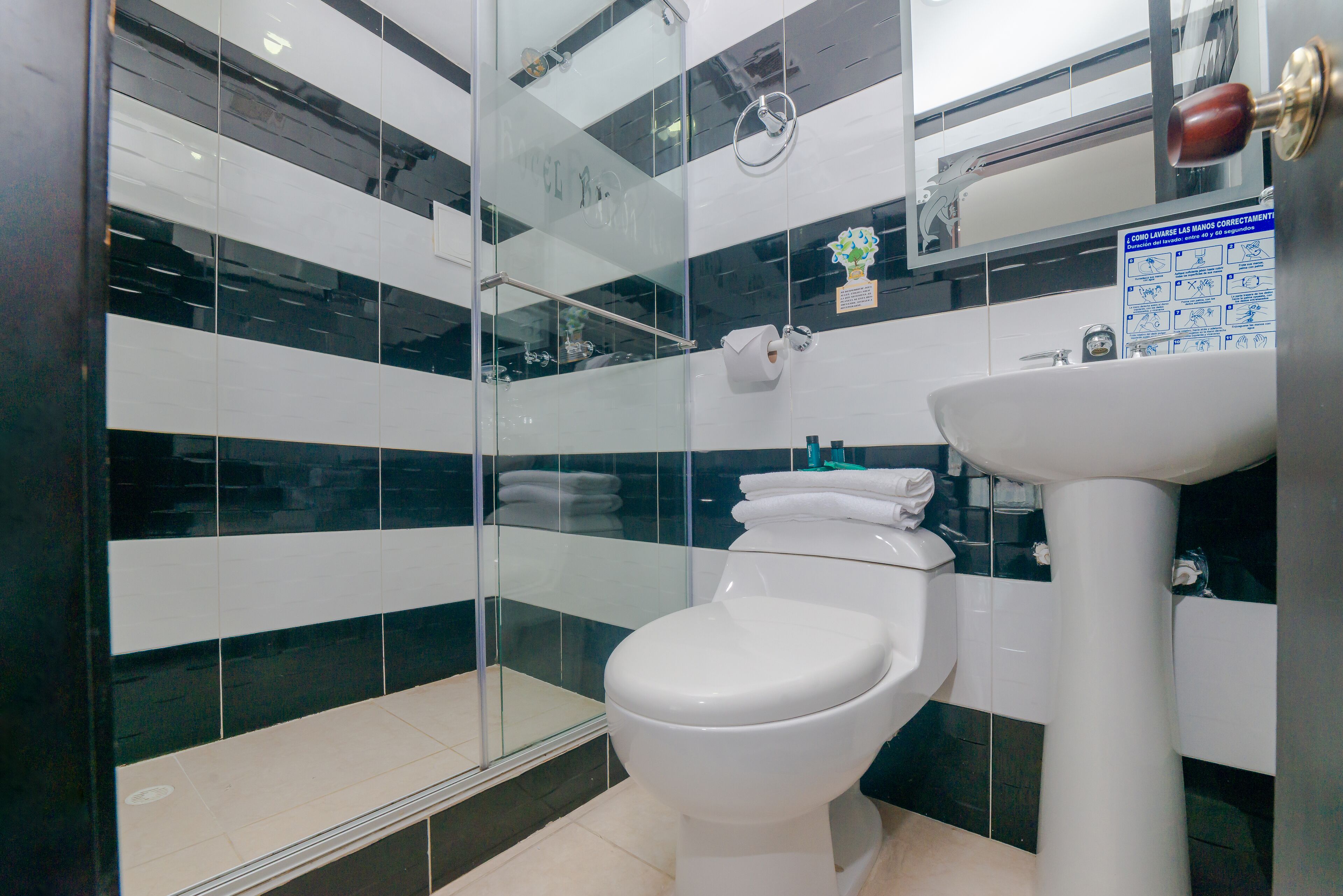 Phòng 3 | Phòng tắm | Buồng tắm vòi sen, đồ dùng nhà tắm miễn phí, khăn tắm, xà phòng 