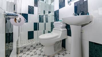 Family Room | Bathroom | Shower, free toiletries, towels, soap