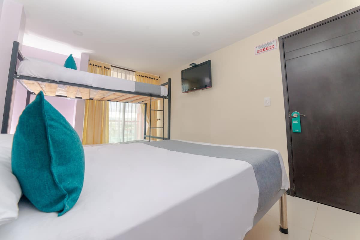 Quadruple Room | Hypo-allergenic bedding available, WiFi (free), bed sheets
